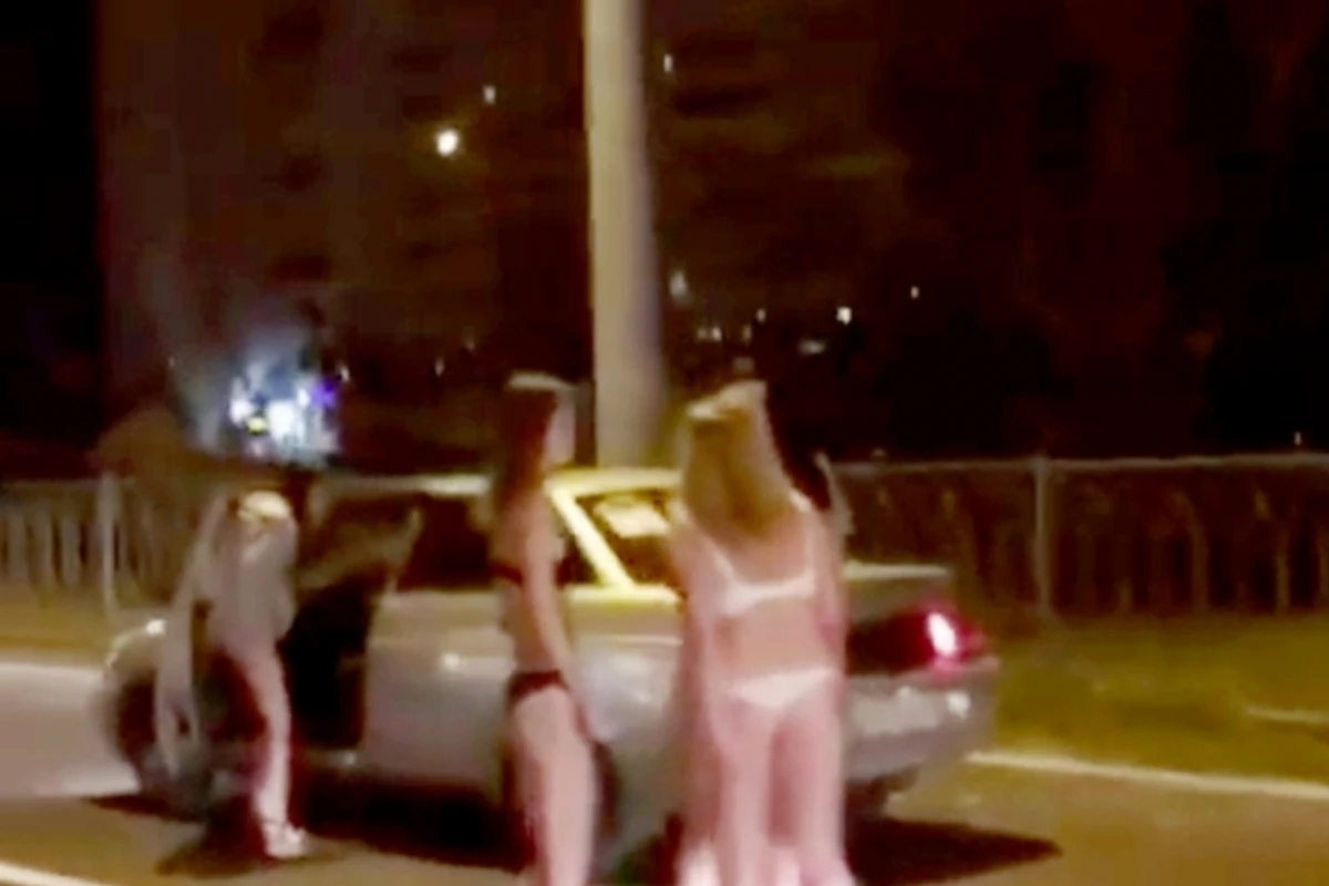 Çılpaq qızlar gecə yolu kəsib sürücülərdən pul alırlar – VİDEO Çılpaq qızlar gecə yolu kəsib sürücülərdən pul alırlar – VİDEO