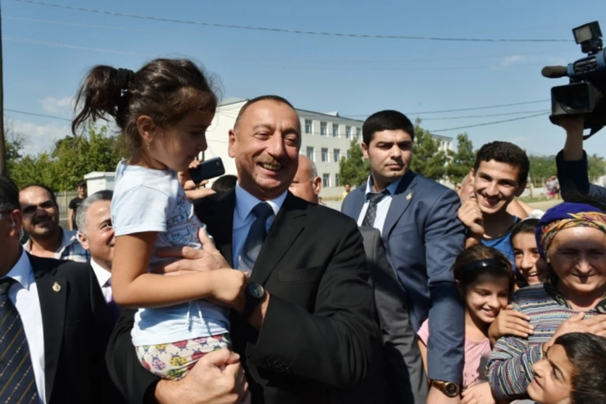 İlham Əliyev balacalarla şəkil çəkdirdi (FOTO)