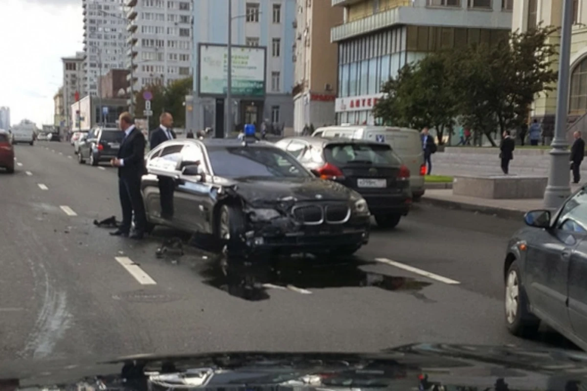 Помощник Путина попал в аварию (видео)