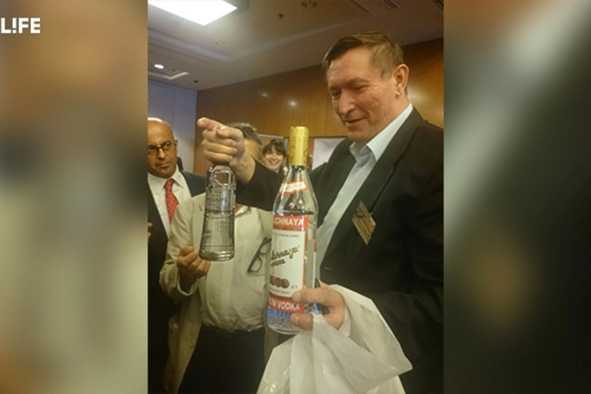 Лавров принес журналистам пиццу и водку (фото) Лавров принес журналистам пиццу и водку (фото)