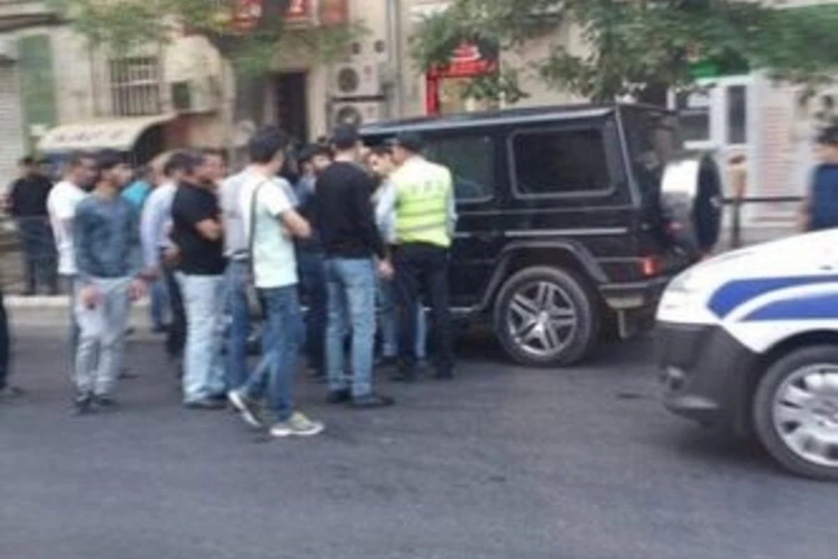 Bakıda “Gelandewagen”lə “VAZ” toqquşdu – FOTO Bakıda “Gelandewagen”lə “VAZ” toqquşdu – FOTO