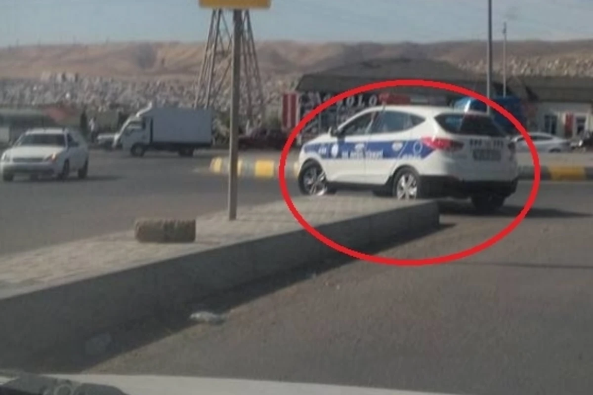В Баку автомобиль дорожной полиции нарушил ПДД (фото)