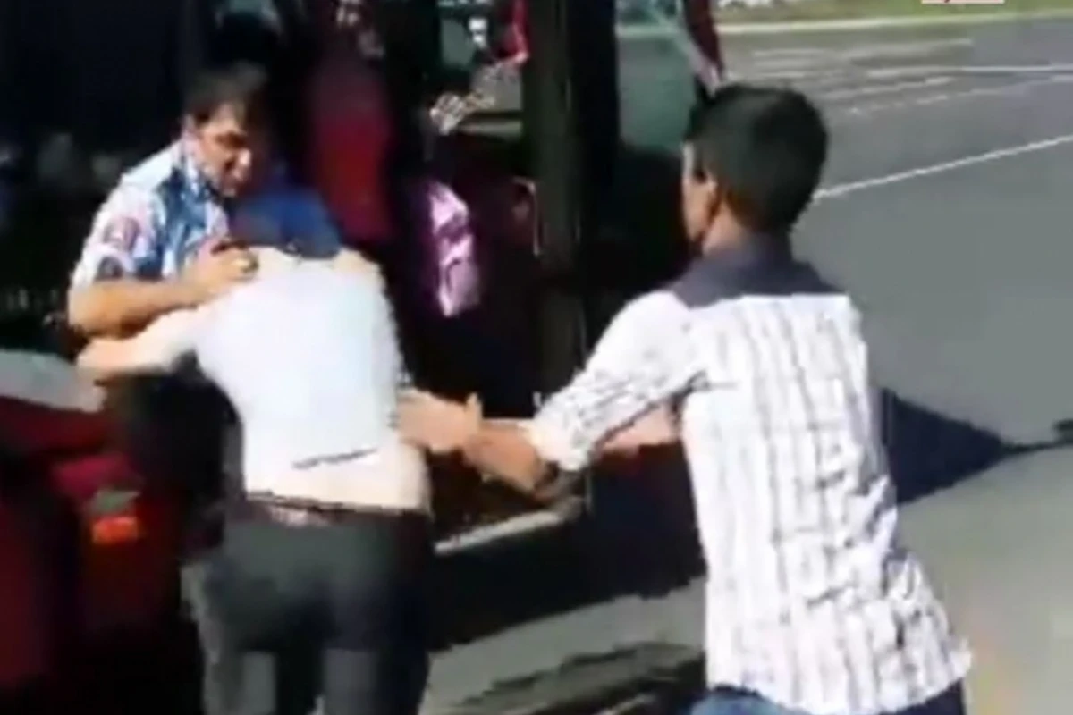 В Баку водители автобусов сошлись врукопашную (видео)