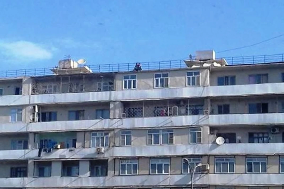 В Баку влюбленные решили уединиться на крыше 9-го этажа (видео) В Баку влюбленные решили уединиться на крыше 9-го этажа (видео)
