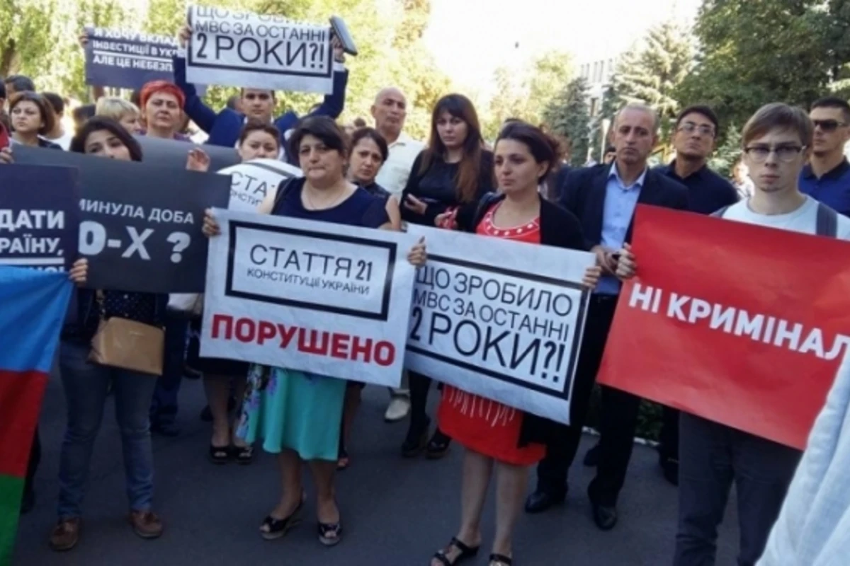 Сотни азербайджанцев митингуют в Киеве (фото)