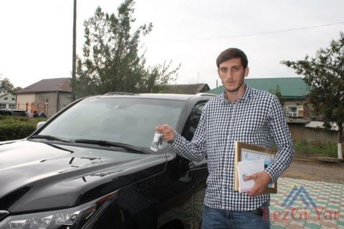 Radik İsayeva bahalı “Lexus” hədiyyə olundu (FOTO) Radik İsayeva bahalı “Lexus” hədiyyə olundu (FOTO)