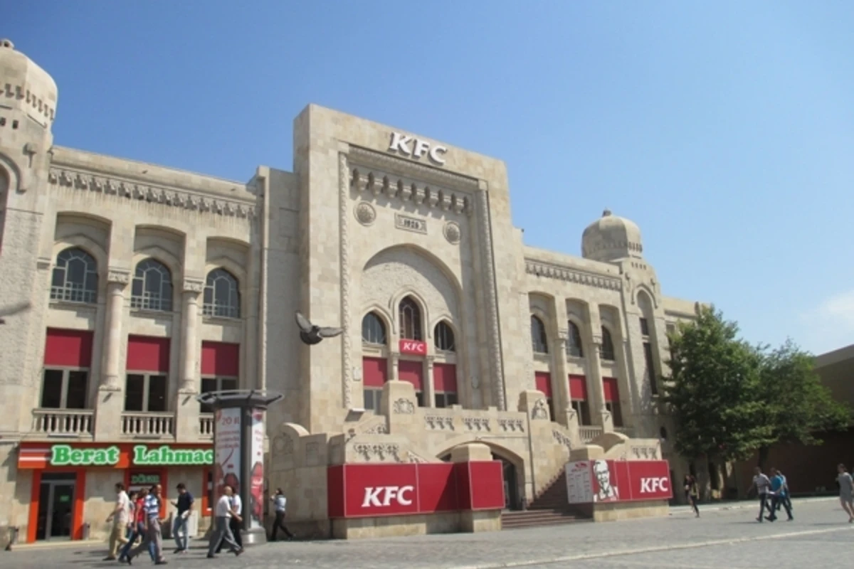 В бакинском KFC отравились трое детей (фото)