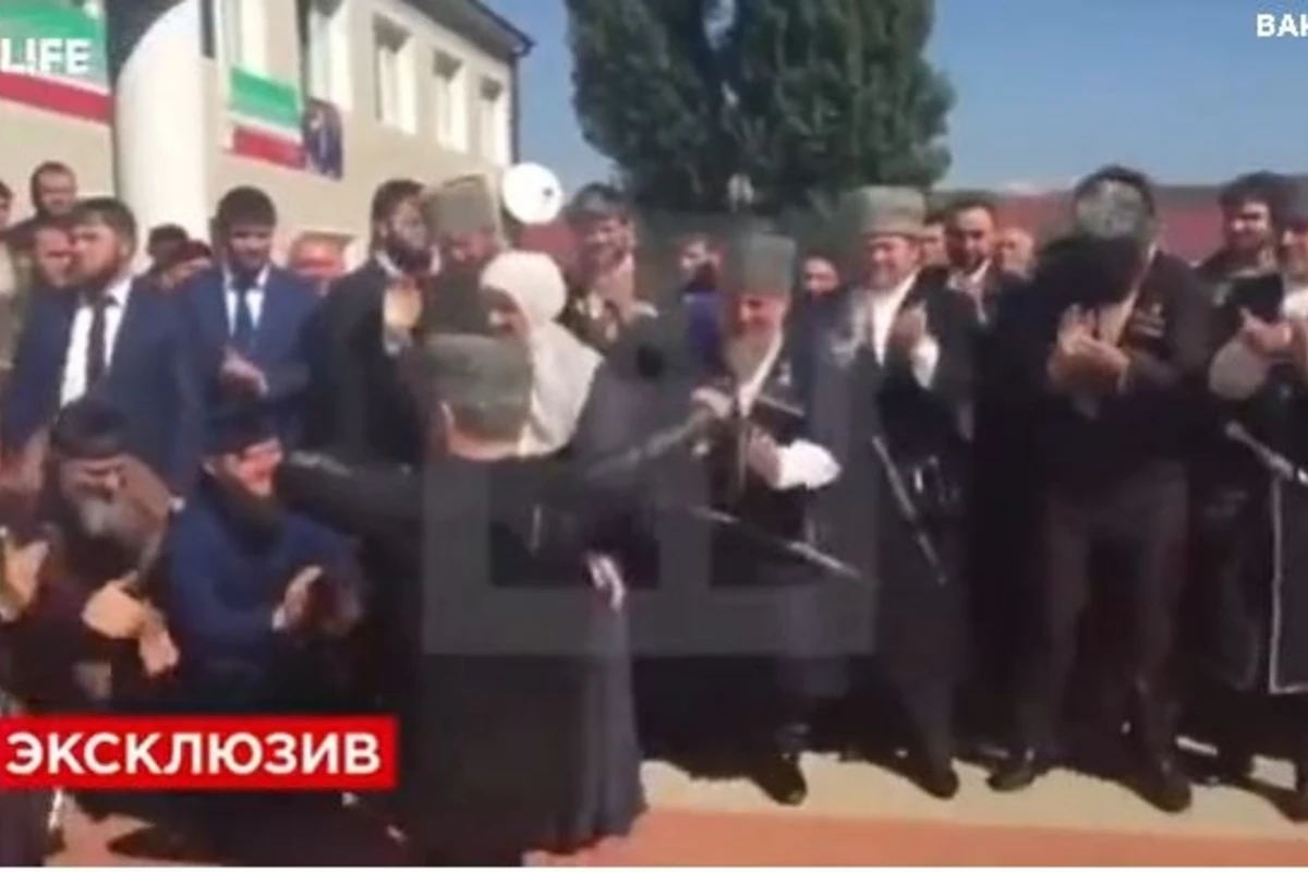 Prezident anası ilə ləzqinka oynadı (VİDEO)