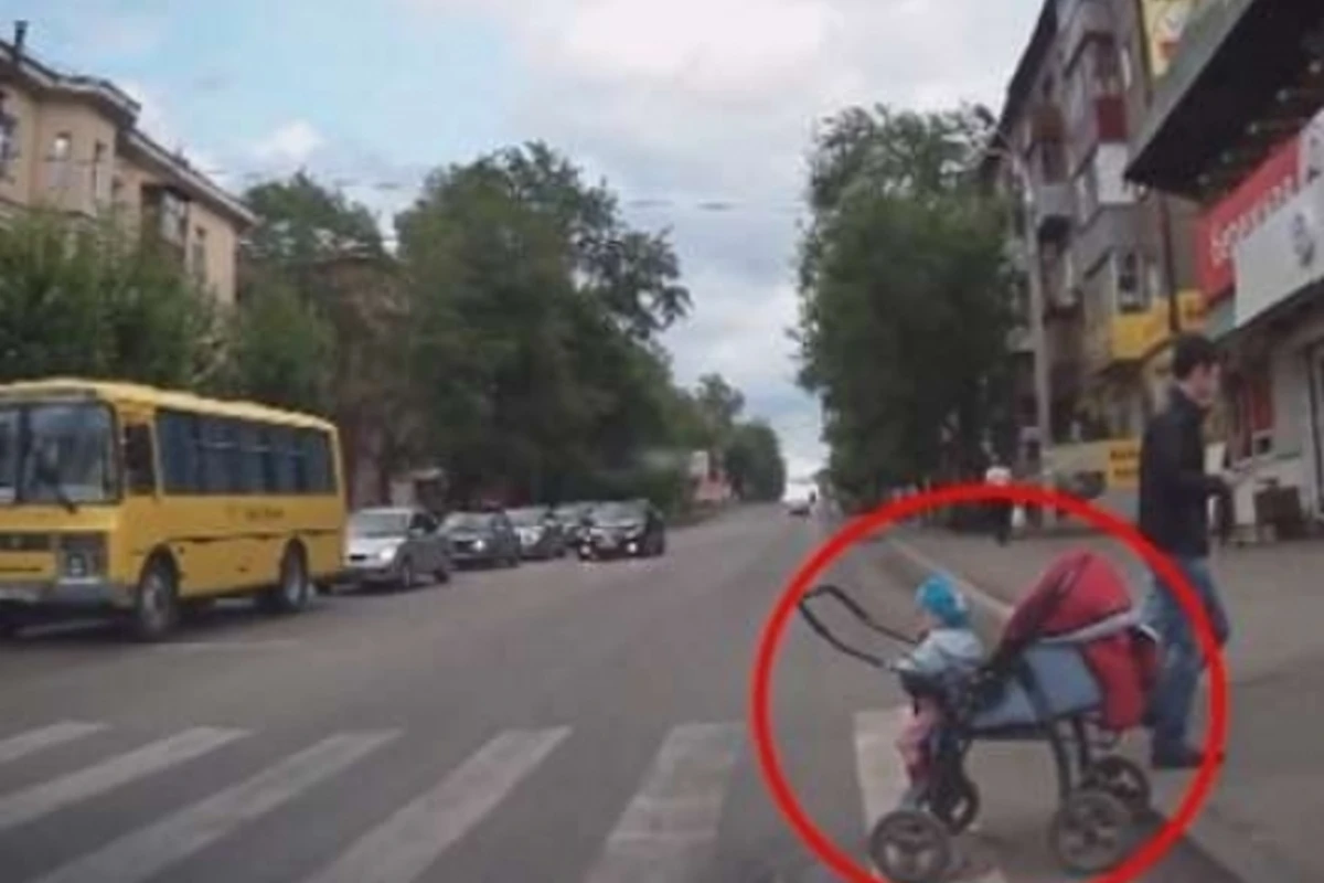 Шокирующее ВИДЕО невнимательности матерей с колясками на дорогах
