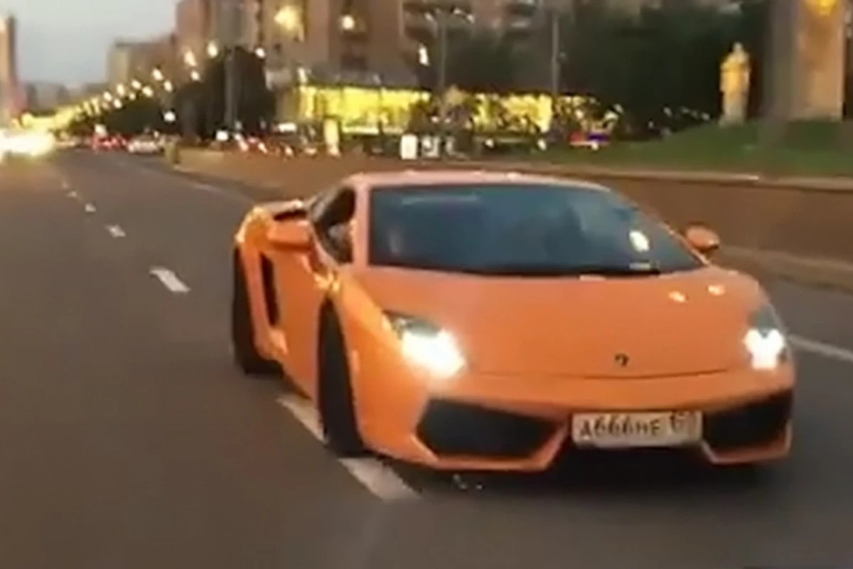 Полиция не стала наказывать гонщицу на оранжевом Lamborghini (видео)