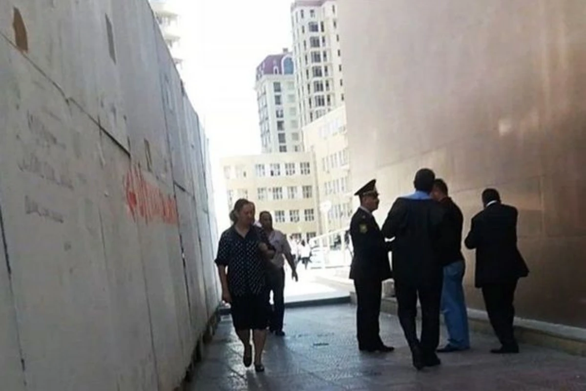 “Qara bazar”da dollar reydi: İki nəfər saxlanıldı, biri qaçdı - VİDEO/FOTO