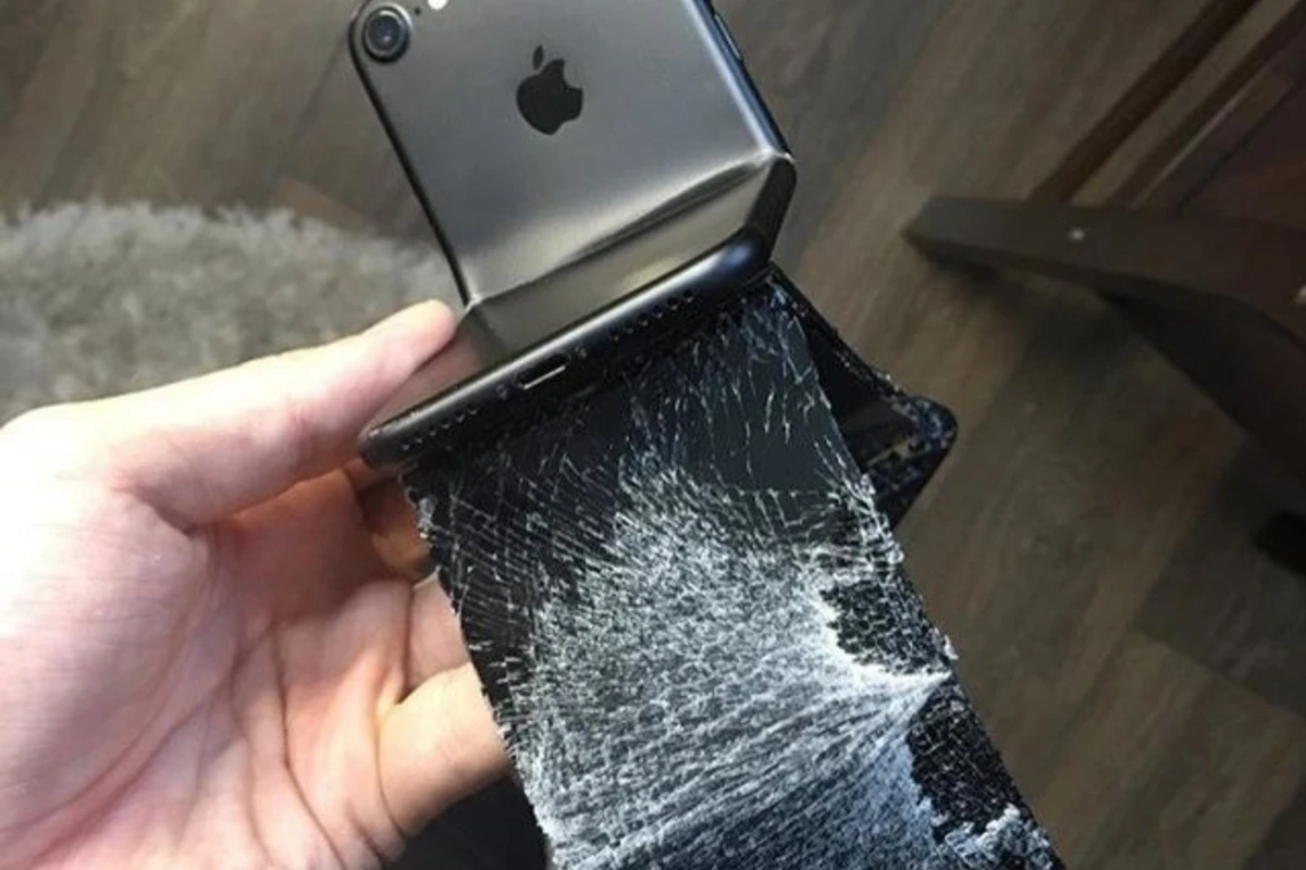 Купил iPhone 7, чтобы разбить его на глазах у фанатов Apple (видео)