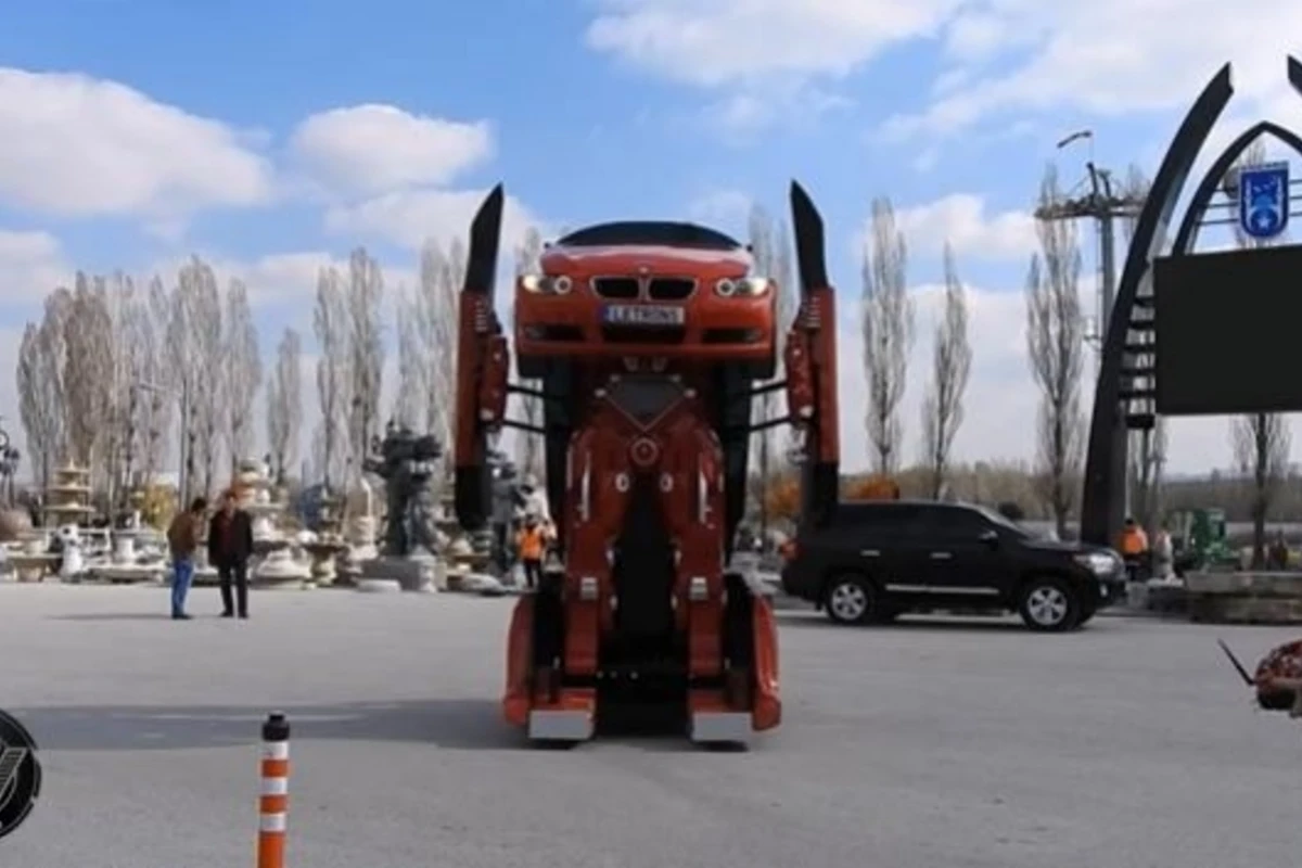 Türklərdən möhtəşəm yenilik: BMW-ni robota çevirdilər - VİDEO