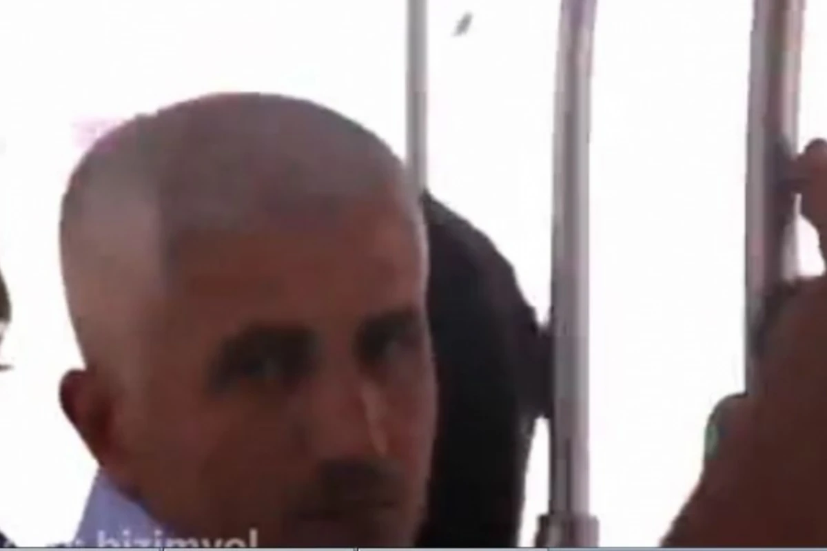 Скандал в бакинском автобусе: пожилой мужчина домогался до девушки (видео)