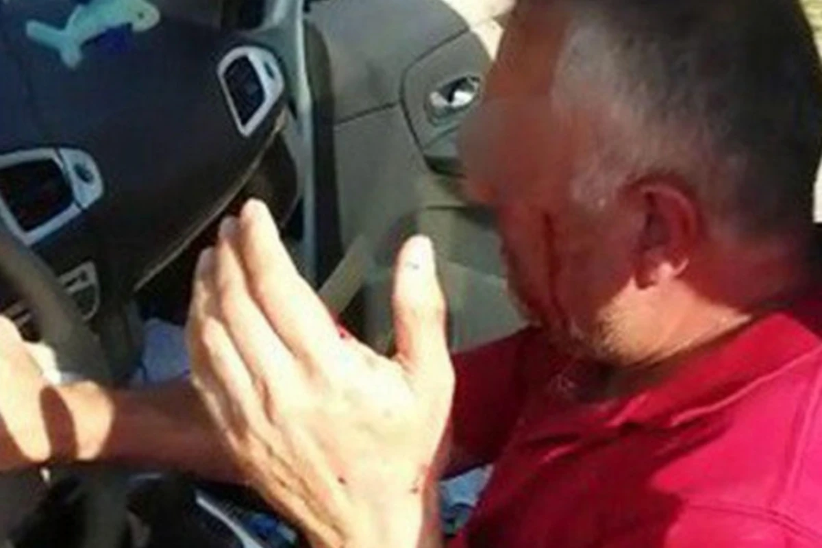 13 yaşlı qıza erotik mesajlar yazan ağsaqqalı döyüb kameraya çəkdilər - VİDEO - FOTO 13 yaşlı qıza erotik mesajlar yazan ağsaqqalı döyüb kameraya çəkdilər - VİDEO - FOTO