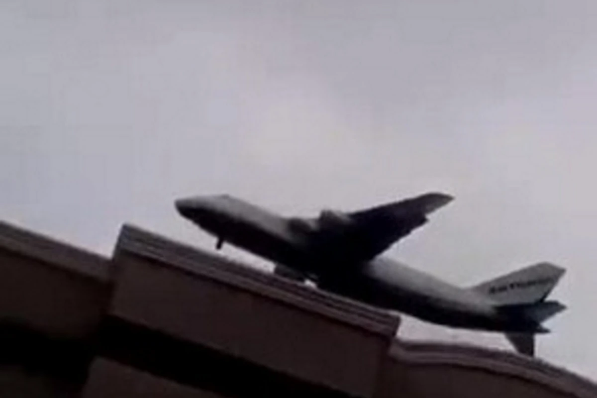 Самолет едва не задел жилой дом (видео)