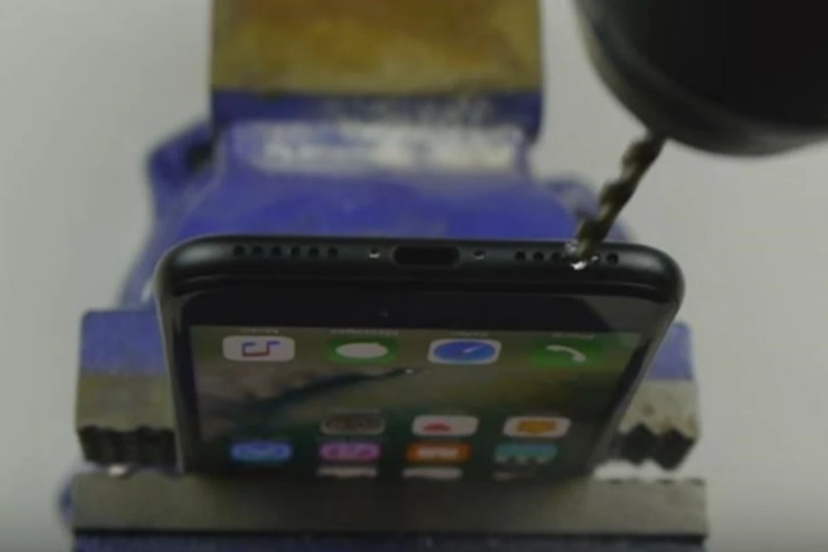 СМИ: Владельцы iPhone7 сверлят дырки для наушников (видео)