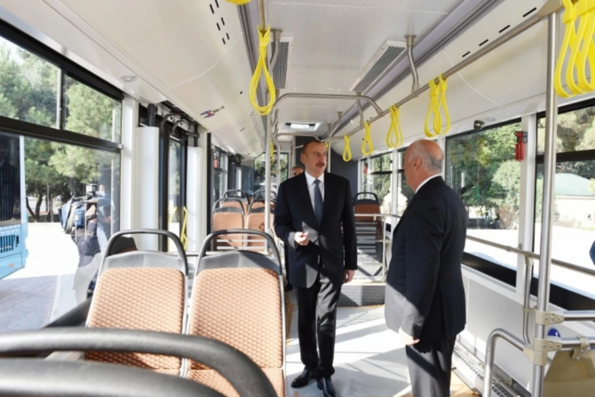İlham Əliyev yeni sərnişin avtobuslarına baxdı (FOTO)