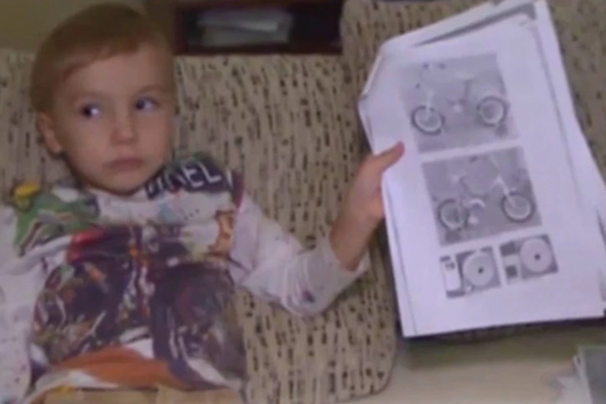 Cуд вынес приговор 4-летнему мальчику, помявшему головой внедорожник (видео)