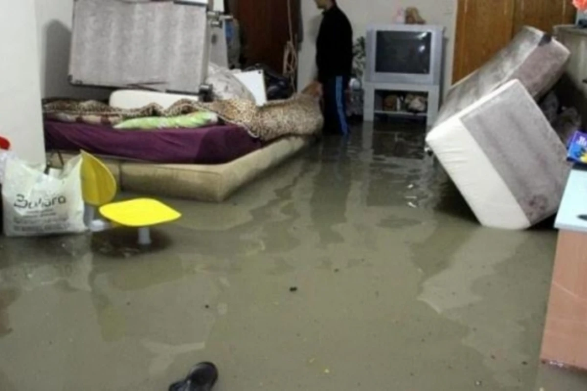 В Хырдалане из затопленного дома спасен человек
