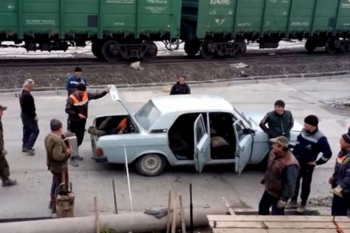 В одной Волге поместились 17 человек (видео) В одной Волге поместились 17 человек (видео)