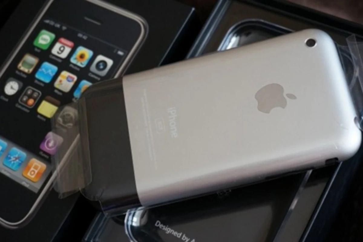 Продается допотопный iPhone за $20 тысяч (видео) Продается допотопный iPhone за $20 тысяч (видео)