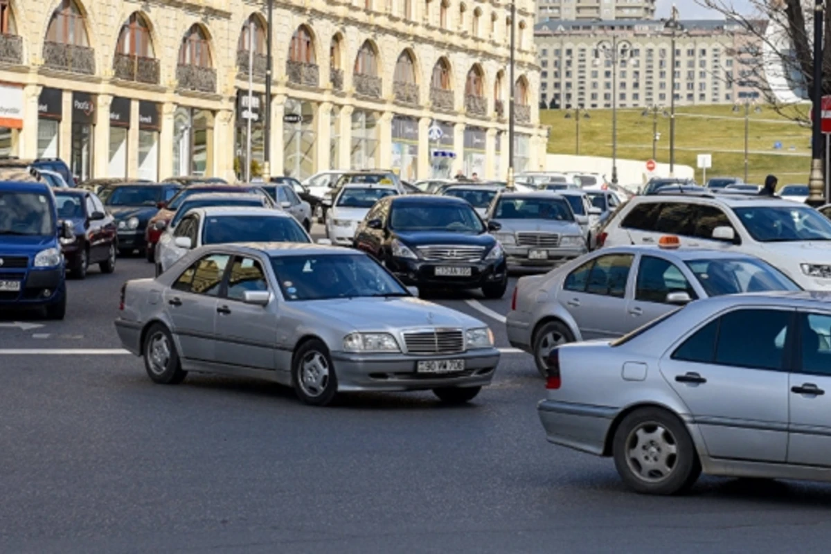 Полицейские советуют бакинцу самому разобраться с виновником аварии
