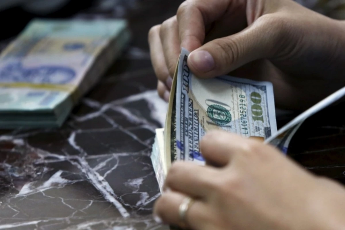 В Азербайджане изменились правила продажи долларов