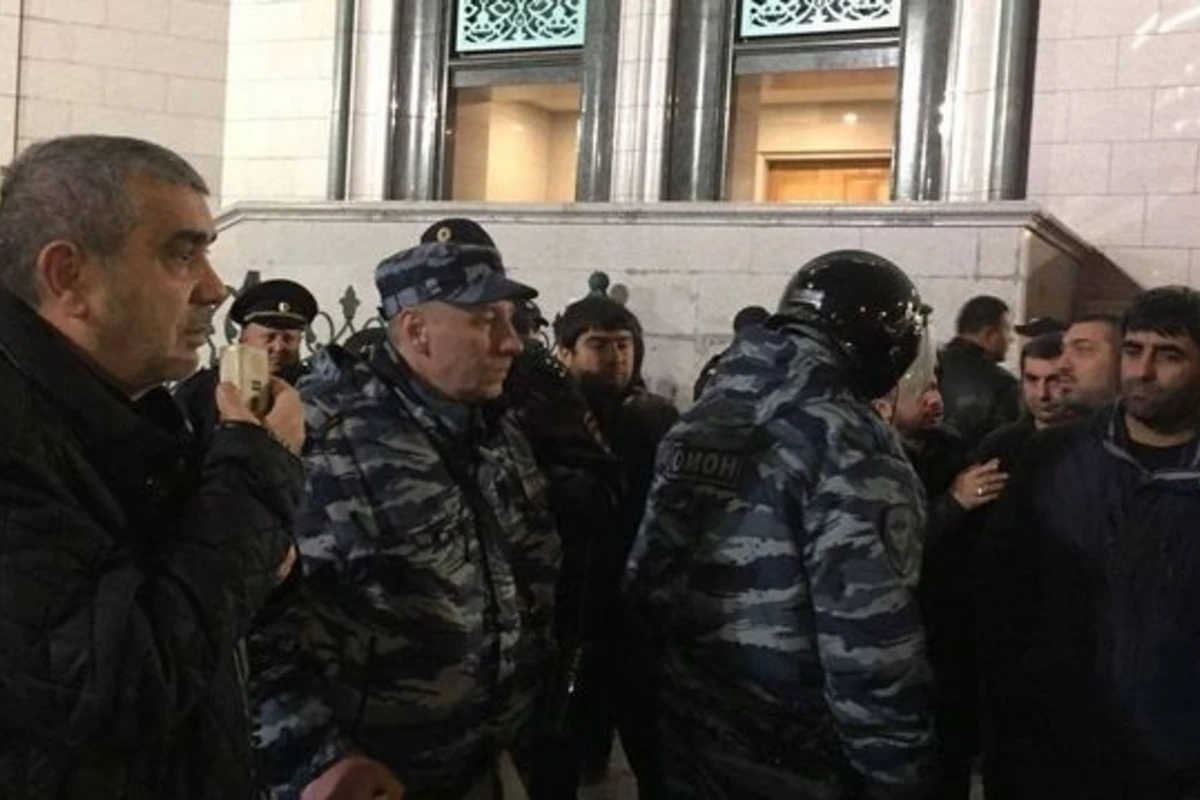 Ваххабиты напали на верующих азербайджанцев в Москве (видео) Ваххабиты напали на верующих азербайджанцев в Москве (видео)
