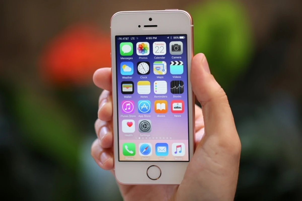 Новый iPhone будет распознавать отпечатки пальцев прямо с экрана Новый iPhone будет распознавать отпечатки пальцев прямо с экрана