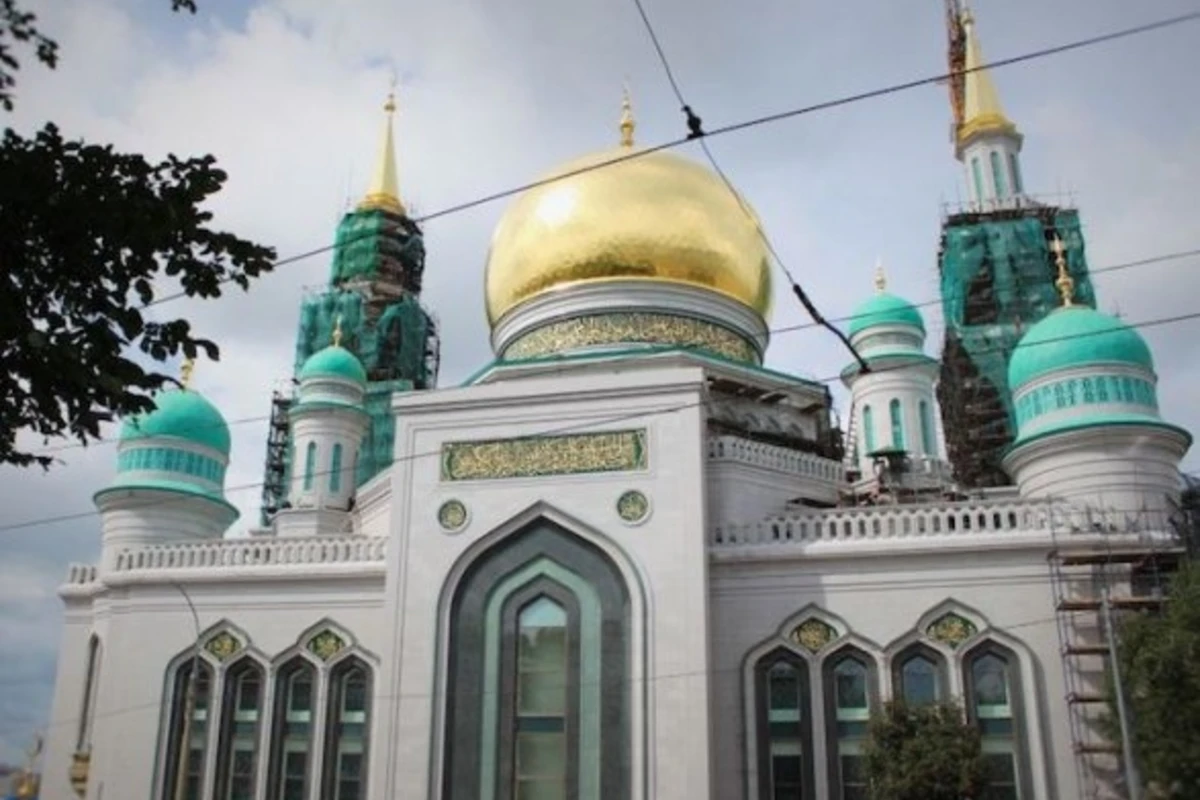 Азербайджанцам запретили собираться в Соборной мечети Москвы