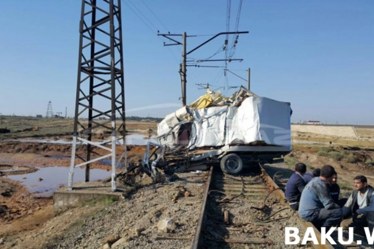 Bakıda dəhşətli qəza: Çörək maşını qatarla toqquşdu, iki yerə bölündü (FOTO)