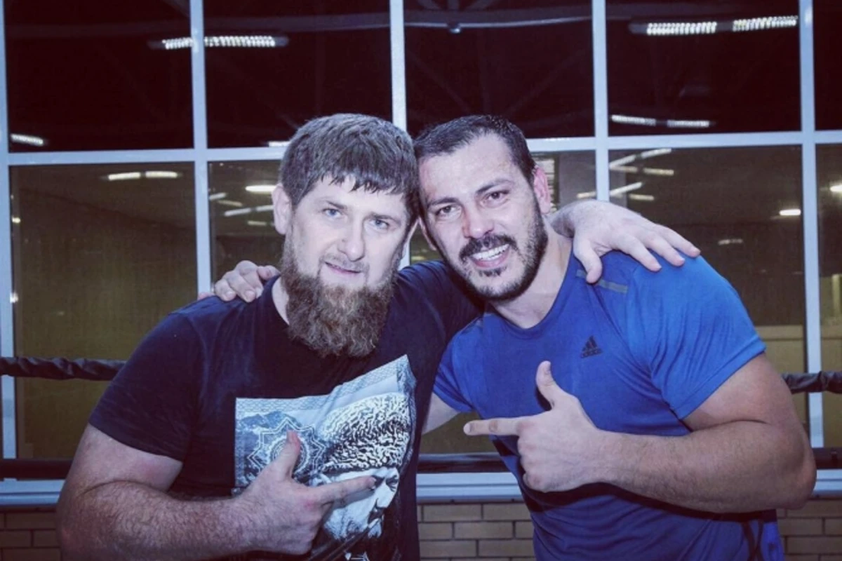 Zabit Səmədov prezidenti müdafiə etdi: Bizdə kişilər belə böyüyür (VİDEO) Zabit Səmədov prezidenti müdafiə etdi: Bizdə kişilər belə böyüyür (VİDEO)
