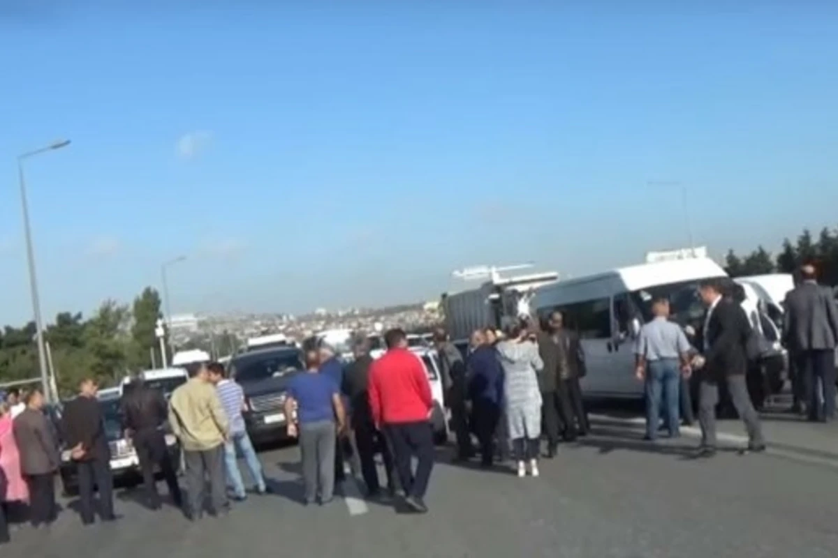 Протестующие перекрыли дорогу Баку-Сумгаит (видео)