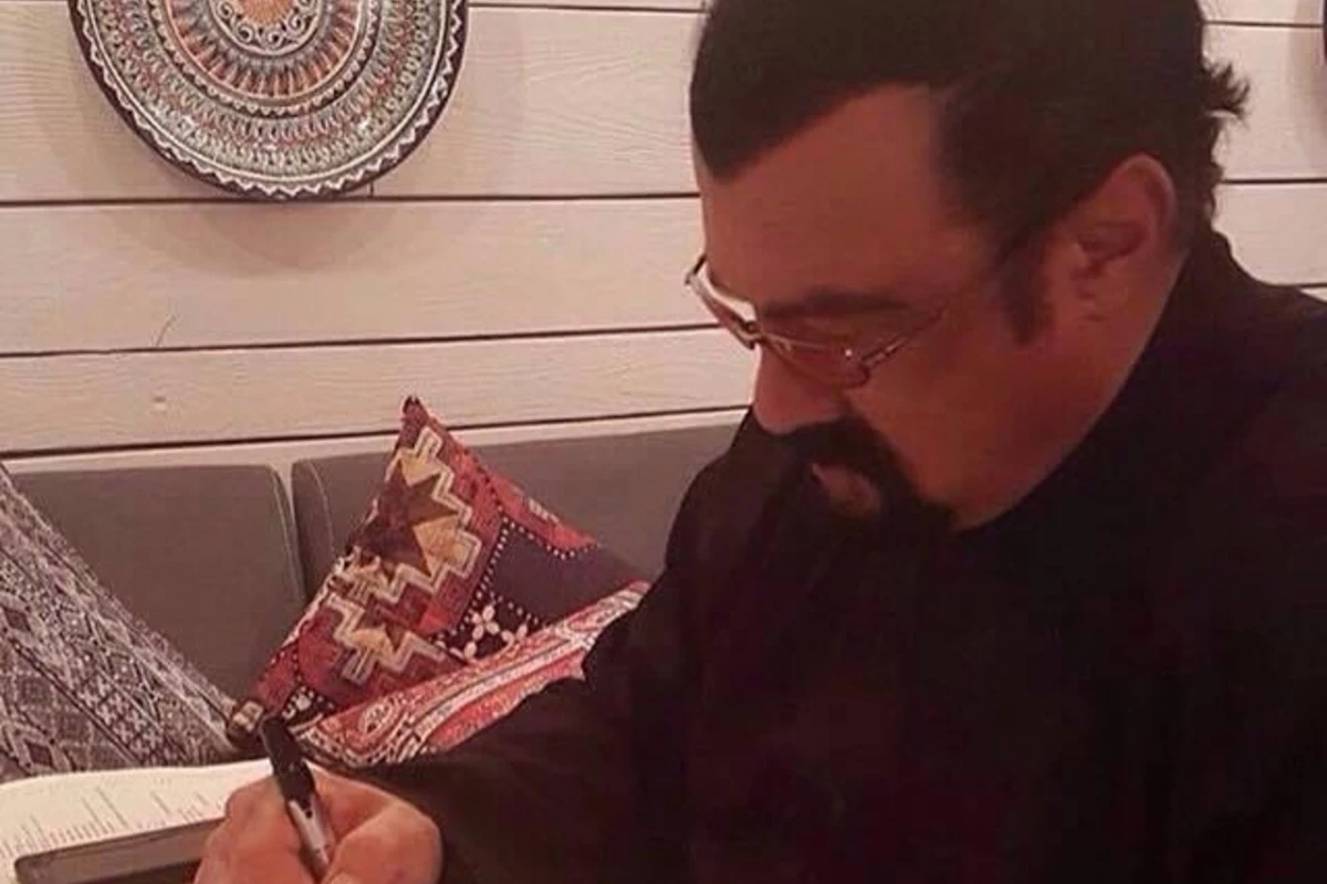 Məşhur Hollivud ulduzu yenə Bakıdadır (FOTO) Məşhur Hollivud ulduzu yenə Bakıdadır (FOTO)
