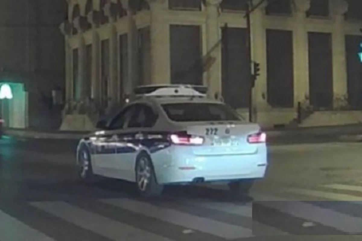 Məşhur yol polisi Bakıda qayda pozdu, kameraya düşdü (VİDEO) Məşhur yol polisi Bakıda qayda pozdu, kameraya düşdü (VİDEO)