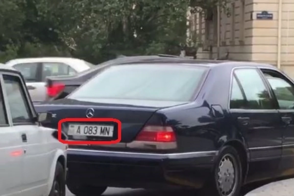 Bakıda nazirlik maşını qaydanı belə pozdu (VİDEO) Bakıda nazirlik maşını qaydanı belə pozdu (VİDEO)