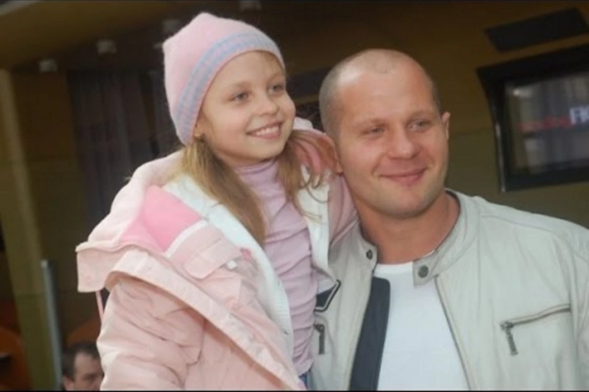 На 9 летнюю дочь Емельяненко напали