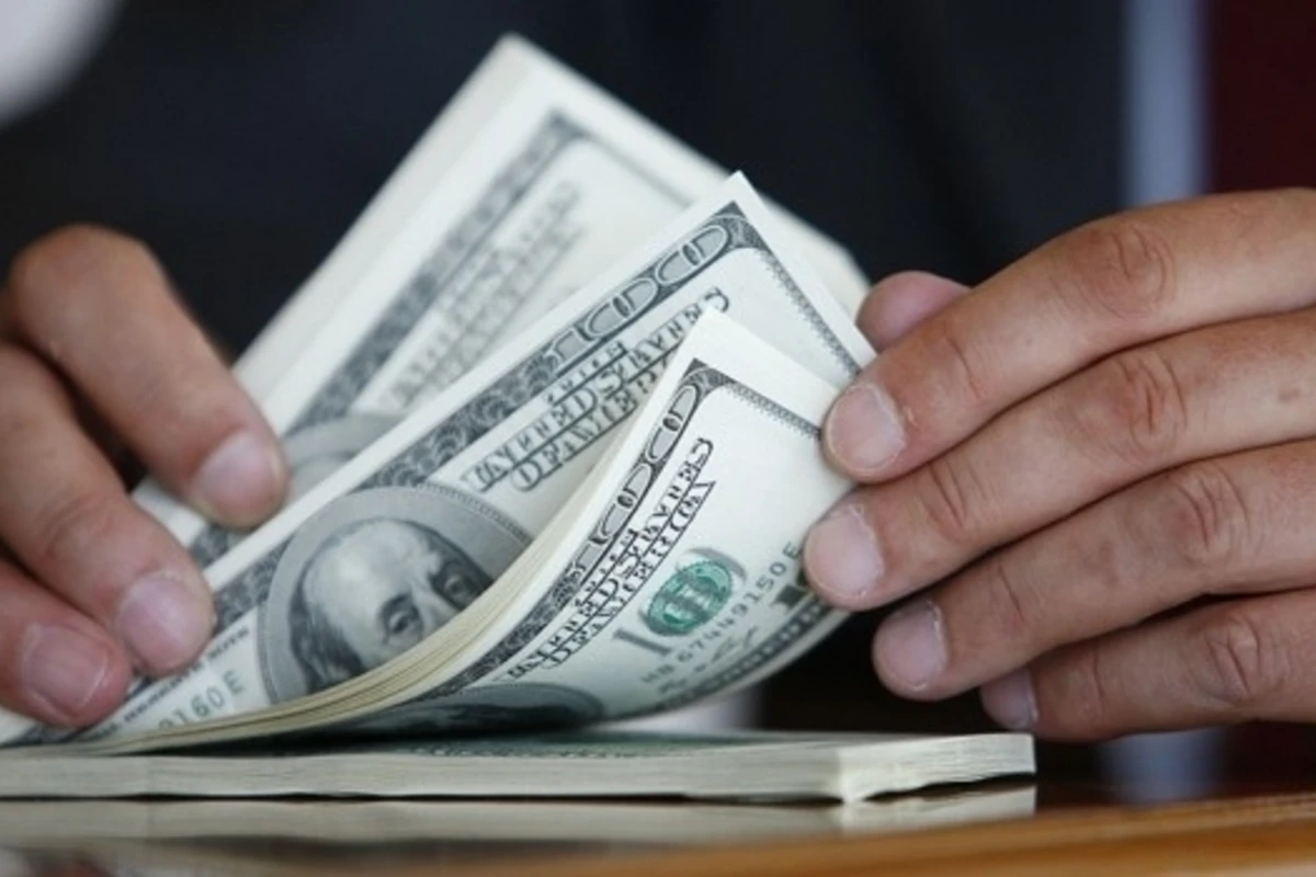 Dolların məzənnəsi düşür, banklar kursu aşağı salmır Dolların məzənnəsi düşür, banklar kursu aşağı salmır