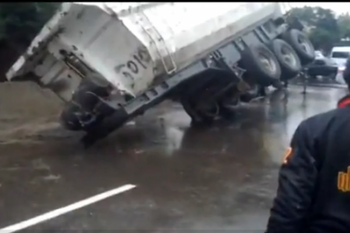В Баку уснувший за рулем водитель перевернул КамАЗ (видео)