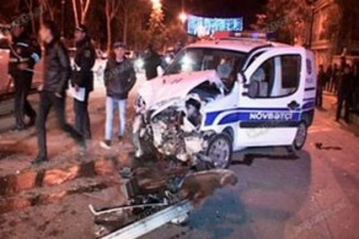 В Баку автомобиль ППС попал в аварию