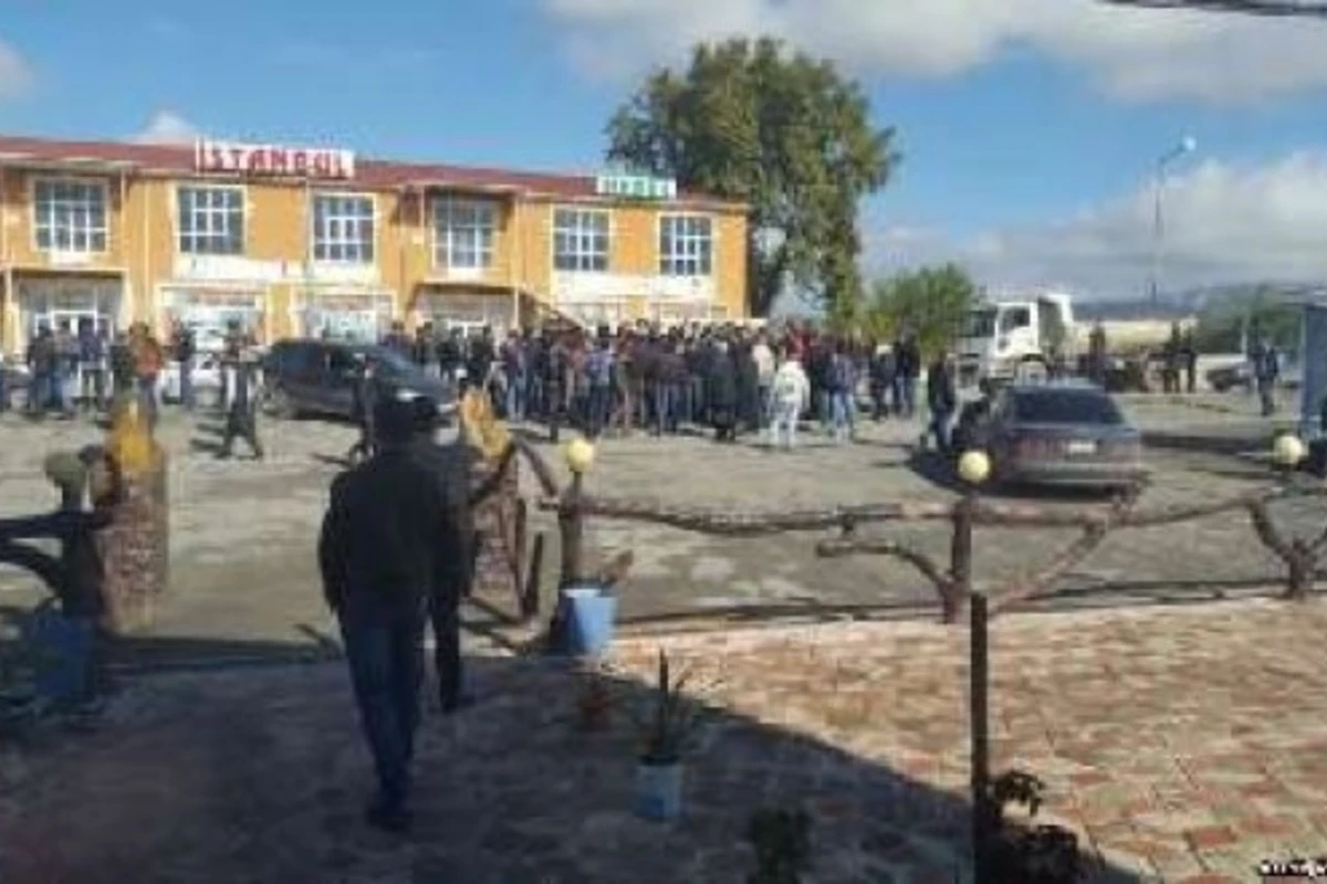 В Гейчае требуют отставки начальника ГАИ