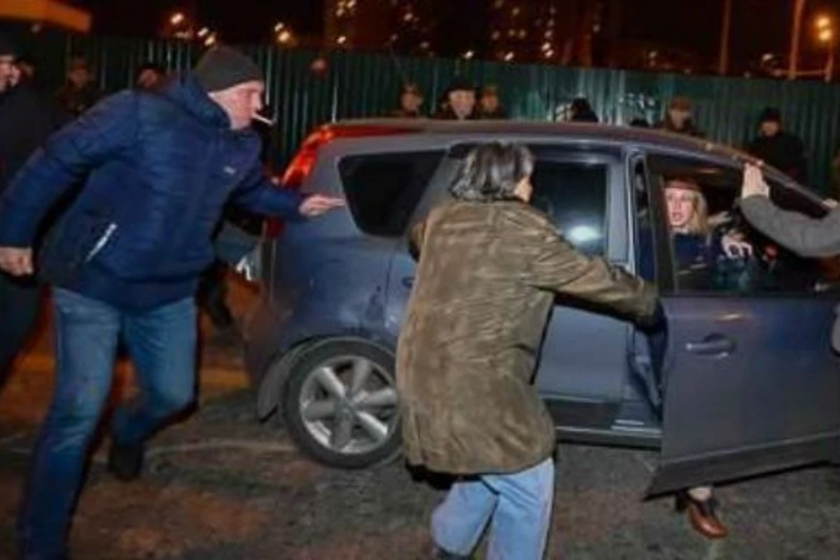 Автомобиль протаранил толпу протестующих (видео)