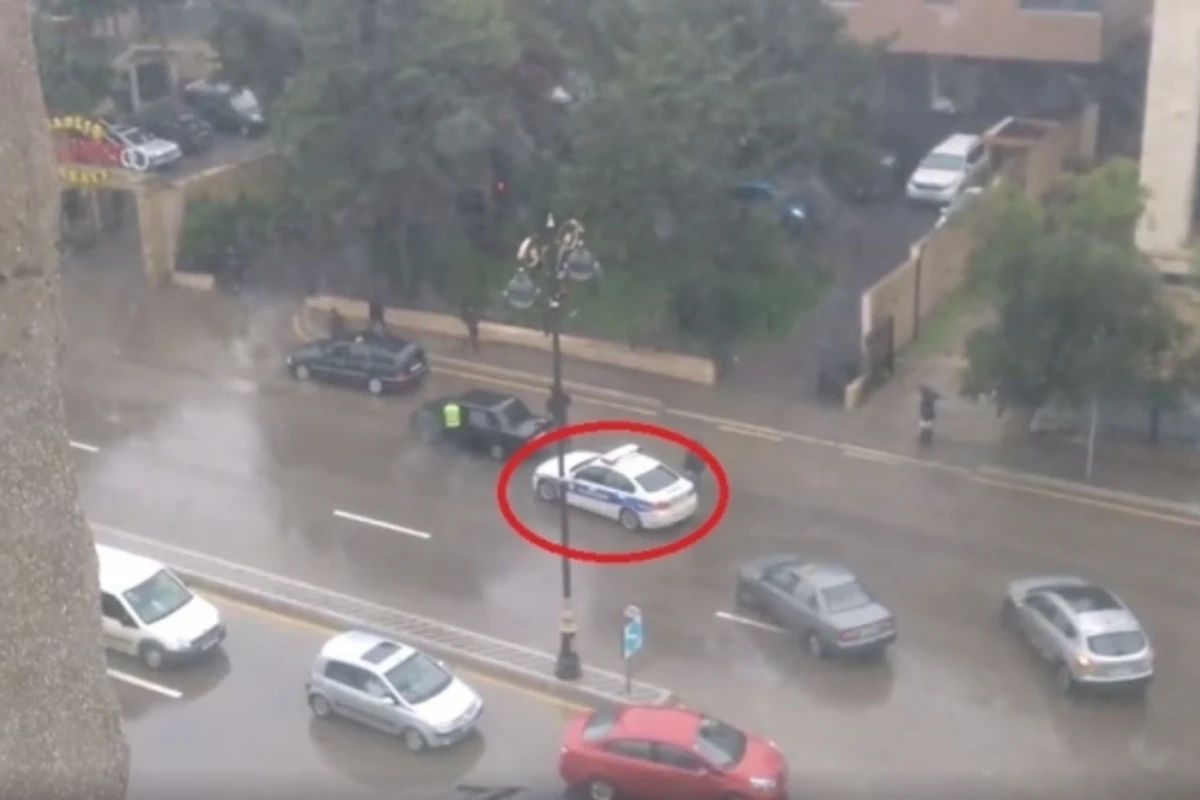 В Баку нарушение ПДД сотрудником полиции попало на камеру (видео)