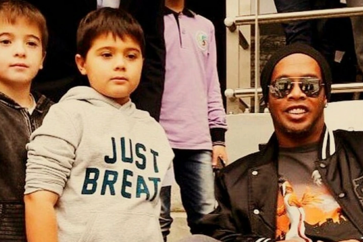Ronaldinyo İlham Əliyevin nəvələri ilə (FOTO) Ronaldinyo İlham Əliyevin nəvələri ilə (FOTO)