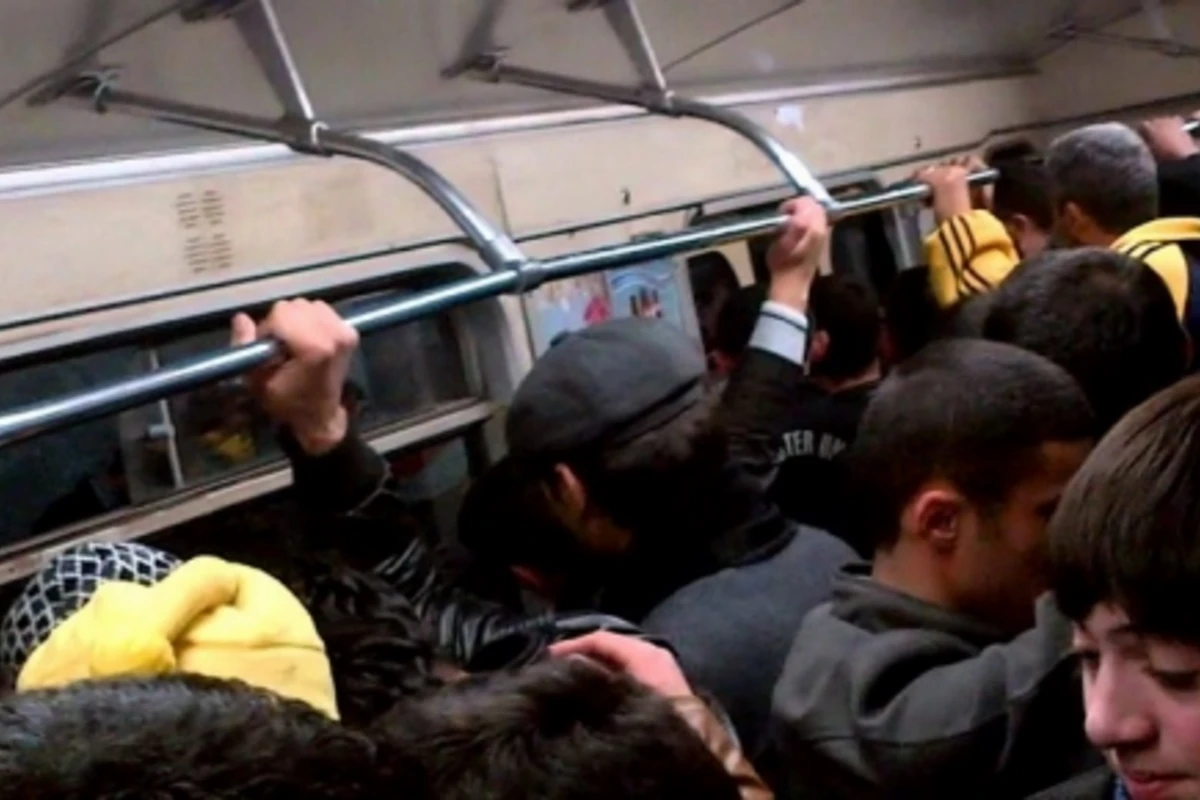 Bakı metrosunda 50-55 yaşlı kişi hər kəsi qorxutdu Bakı metrosunda 50-55 yaşlı kişi hər kəsi qorxutdu