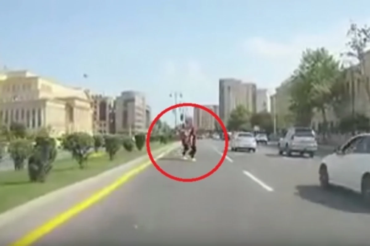 Bakıya gələn turistlər də yolu bizim kimi keçirlər - VİDEO Bakıya gələn turistlər də yolu bizim kimi keçirlər - VİDEO