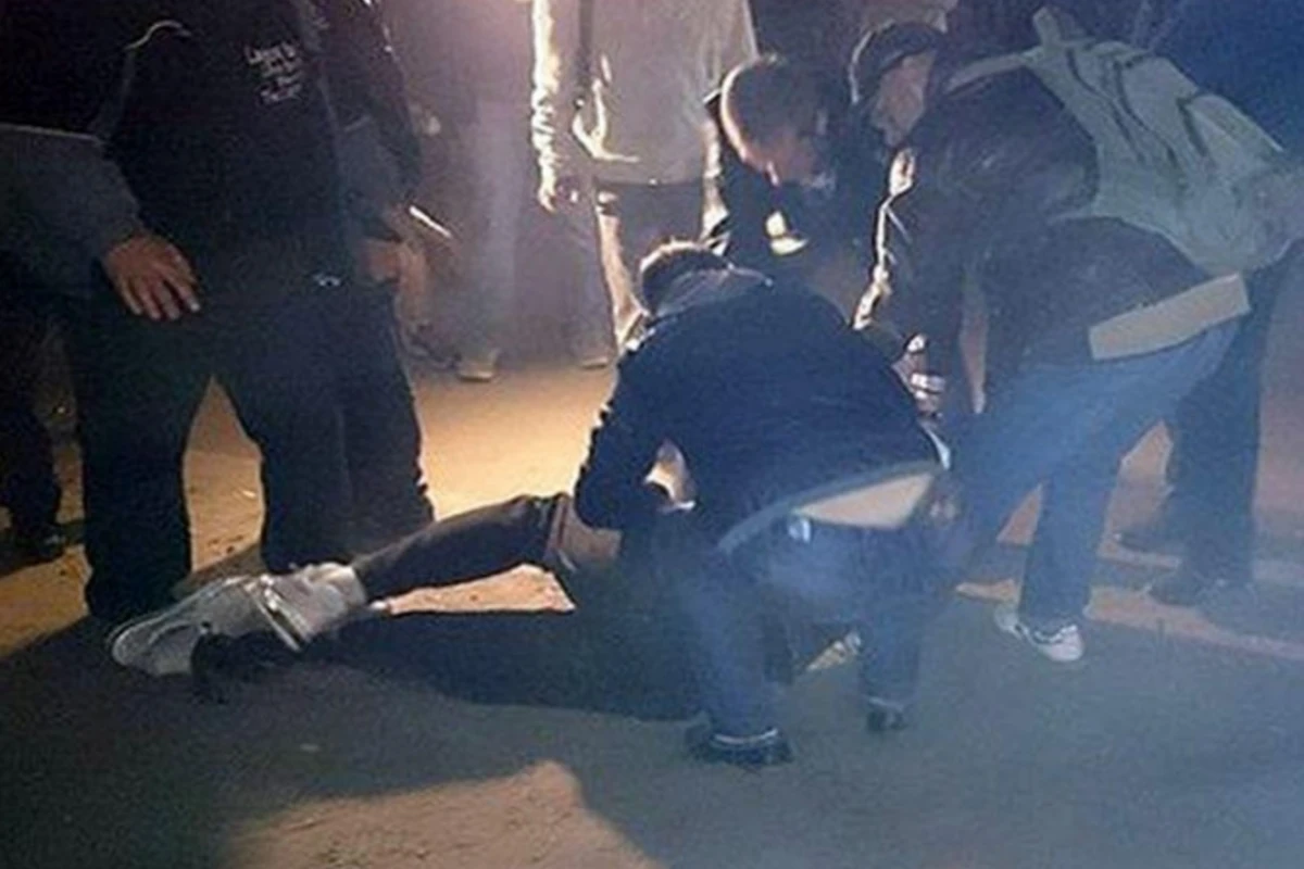 Bakıda gecə klubunda 3 kişi 1 qadını döydü Bakıda gecə klubunda 3 kişi 1 qadını döydü