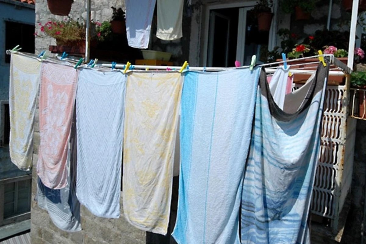 23 yaşlı oğlan paltar asmaq istəyərkən yıxıldı, dəmir parçası bədəninə batdı 23 yaşlı oğlan paltar asmaq istəyərkən yıxıldı, dəmir parçası bədəninə batdı