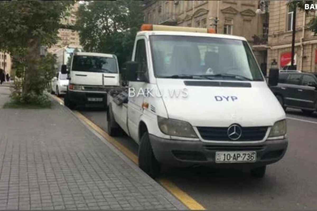 Вот так водители эвакуаторов нарушают ПДД в Баку (видео)